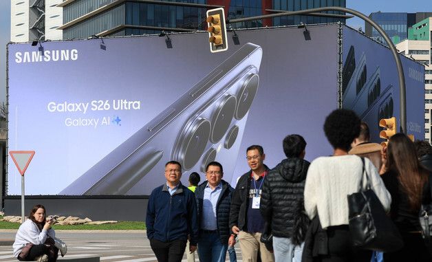 MWC 앞둔 바르셀로나에 설치된 갤럭시 S26 광고판