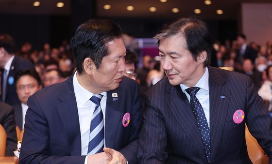 대화 나누는 정청래·조국