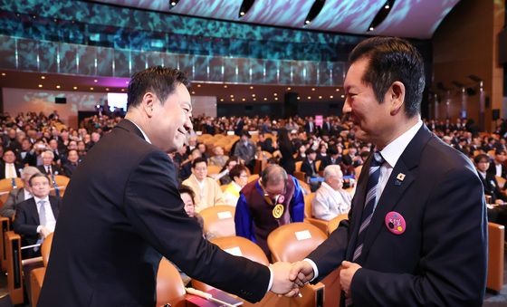 악수 나누는 정청래·장동혁