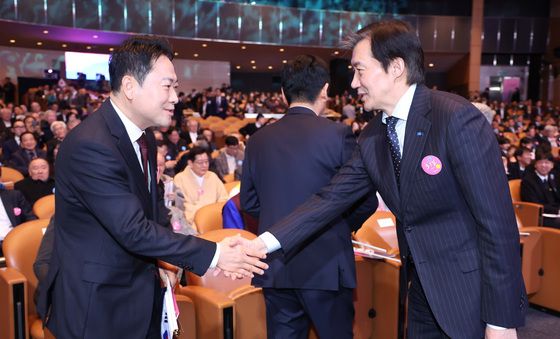 악수 나누는 장동혁·조국