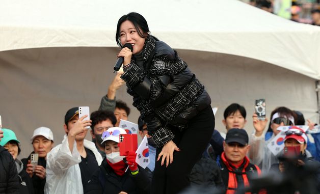 축하공연하는 홍진영