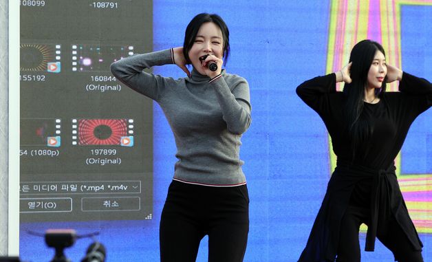 축하공연하는 홍진영