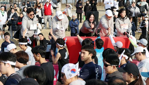 참가자들과 하이파이브 하는 유승호 대표