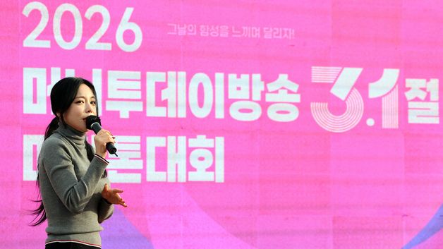 축하공연하는 홍진영