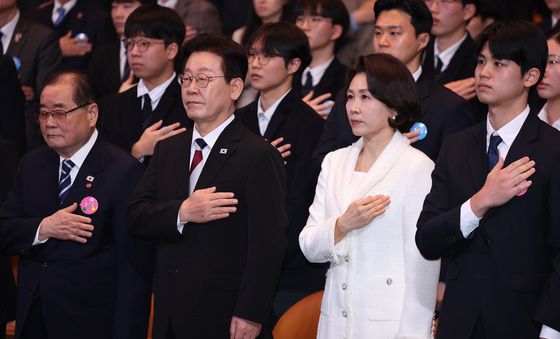 국민의례하는 이재명 대통령·김혜경 여사