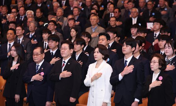 3.1절 기념식서 국민의례하는 이재명 대통령·김혜경 여사