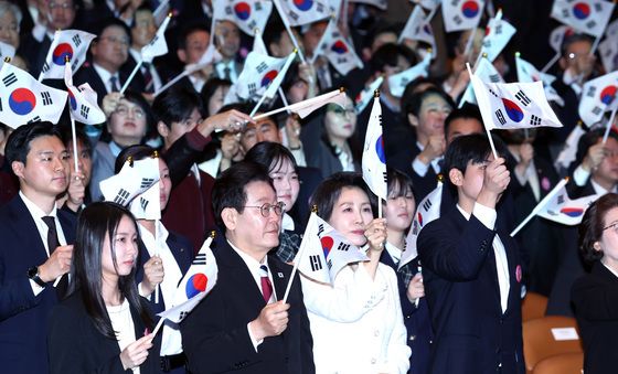 태극기 흔드는 이재명 대통령·김혜경 여사