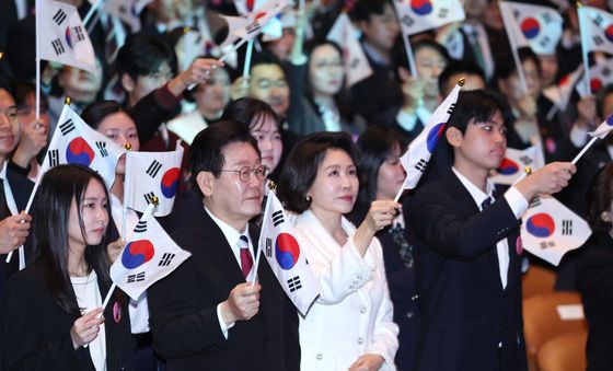 태극기 흔드는 이재명 대통령·김혜경 여사