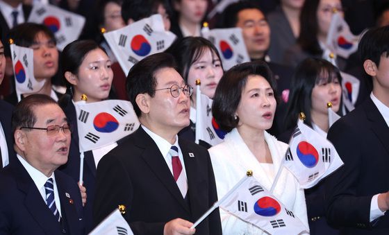 이재명 대통령·김혜경 여사, 3·1절 노래 제창