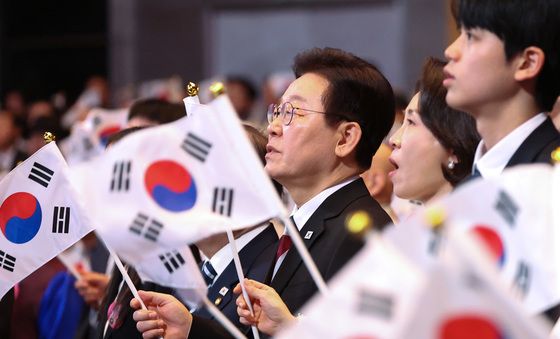 이재명 대통령·김혜경 여사, 3·1절 노래 제창