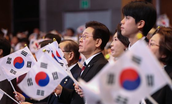 태극기 흔드는 이재명 대통령·김혜경 여사