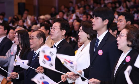 3·1절 노래 제창하는 이재명 대통령·김혜경 여사