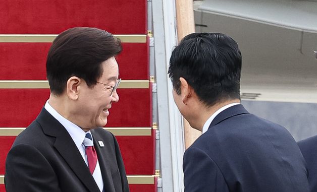 정청래 대표와 악수하는 이재명 대통령