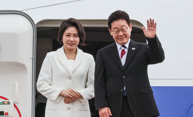 싱가포르·필리핀 국빈 방문 앞두고 인사하는 이재명 대통령