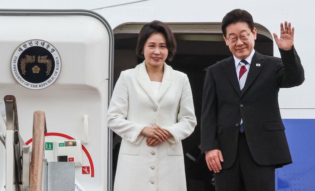 인사하는 이재명 대통령