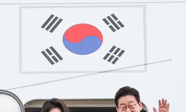 싱가포르·필리핀 국빈 방문 출국하는 이재명 대통령