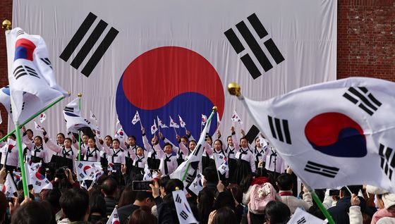 '일렁이는 태극기 물결'