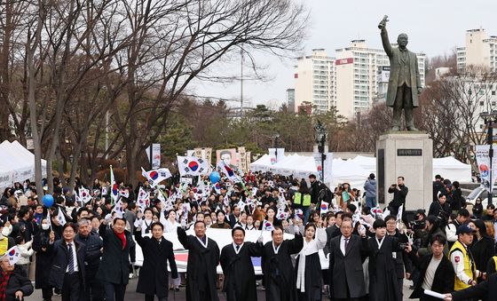 '대한독립만세 외치며 행진'