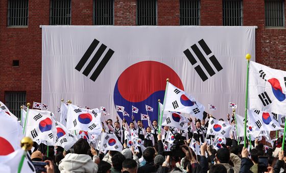 서대문형무소에 파도치는 태극기 물결