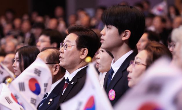 3·1절 노래 제창하는 이재명 대통령