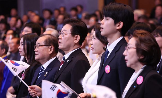 3·1절 노래 제창하는 이재명 대통령