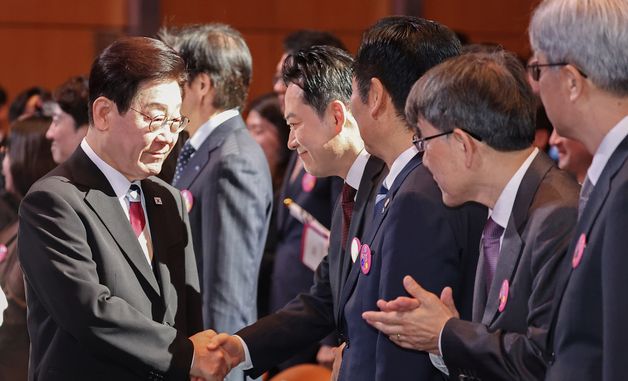 악수하는 이재명 대통령·장동혁 대표