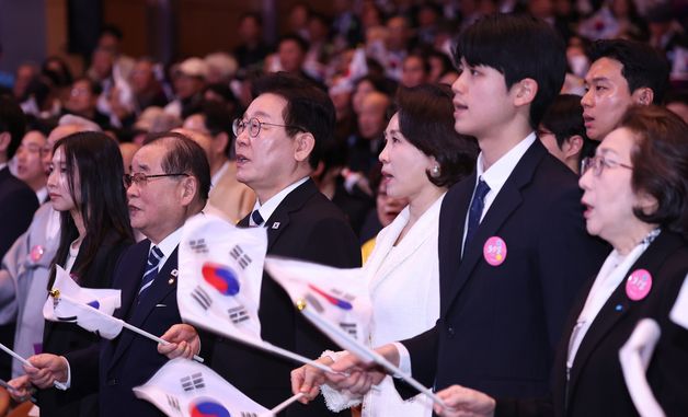 3·1절 노래 제창하는 이재명 대통령