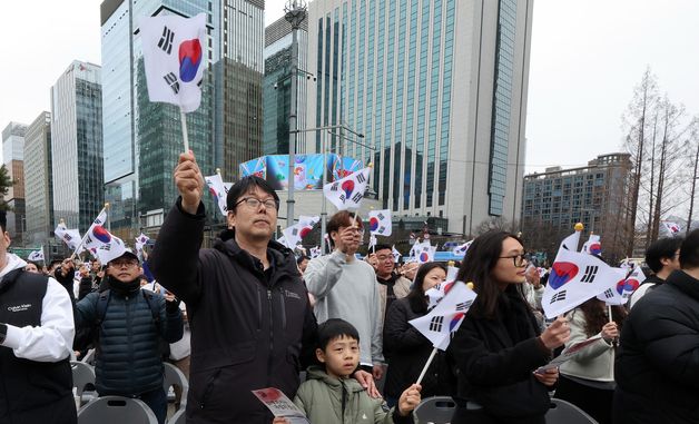 태극기 흔드는 시민들