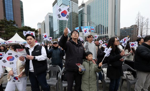 태극기 흔드는 시민들