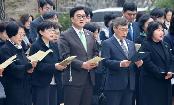 우원식 의장, 3.1절 기념 유관순열사 동상 헌화예배 참석