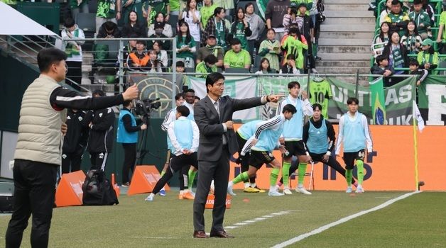 전술 지시하는 정정용 감독