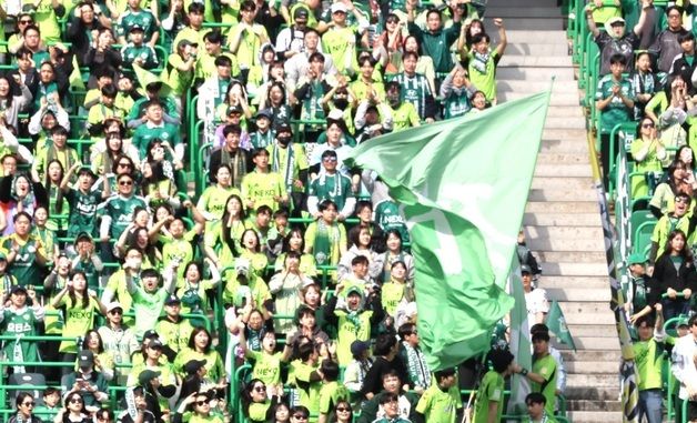 이동준 팬들향해 두손 번쩍