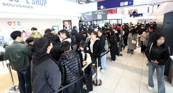 한강버스 전 구간 운항 재개에 북적이는 선착장