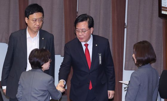 필리버스터 마친 김정재와 인사하는 송언석