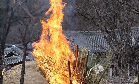 액운 쫓는 달집 태우기