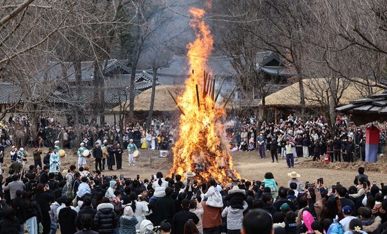 달집 태우며 '안녕 기원'