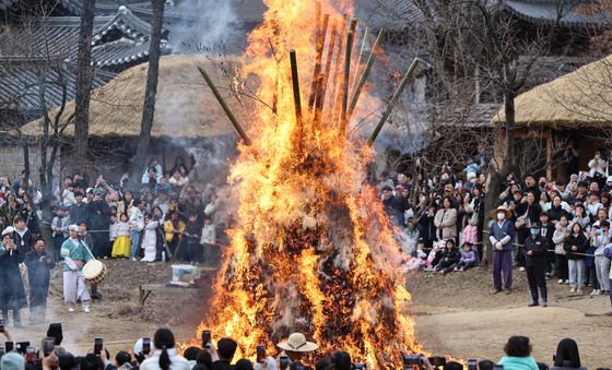 정월대보름 앞 '달집태우기'
