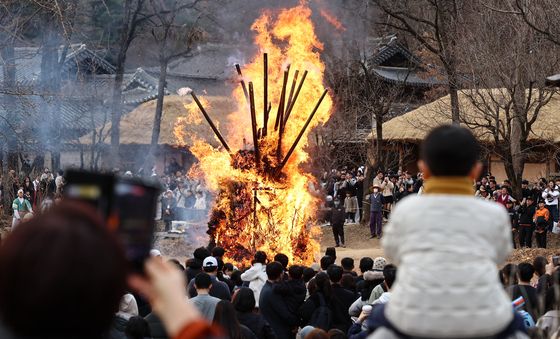 액운 쫓는 달집 태우기
