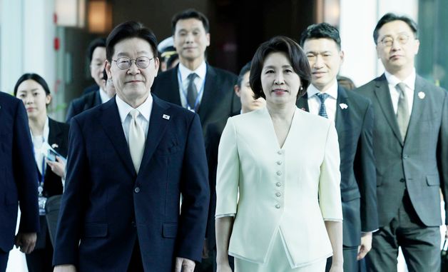 싱가포르 도착한 이재명 대통령·김혜경 여사