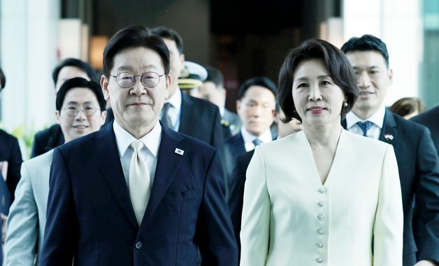 싱가포르 도착한 이재명 대통령·김혜경 여사