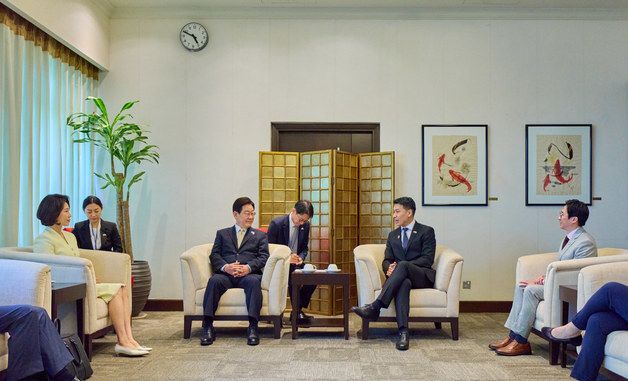 환담 나누는 이재명 대통령