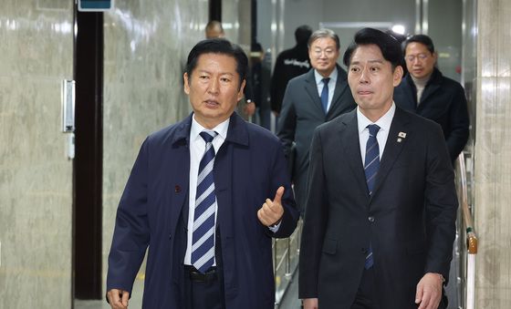 비공개 의원총회 참석하는 정청래 대표