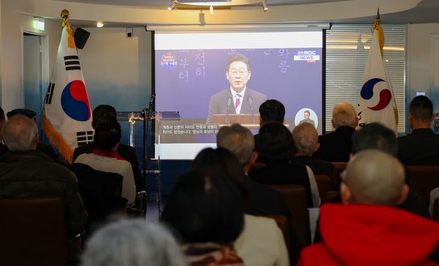 파리서 3·1절 기념식…이 대통령 기념사 시청하는 佛 교민들