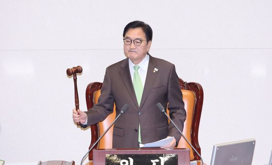 국민투표법 개정안 통과 알리는 우원식 의장