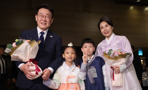 화동들과 기념촬영 하는 이재명 대통령·김혜경 여사