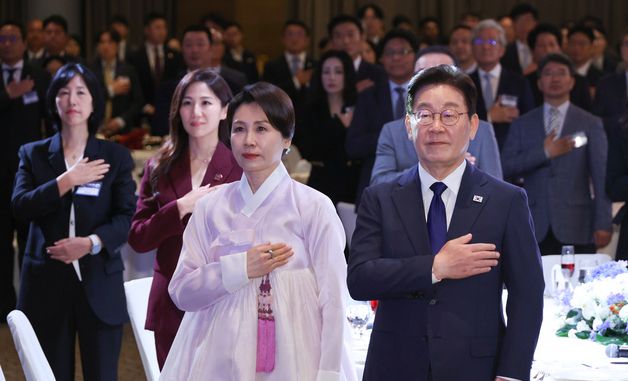 국민의례 하는 이재명 대통령·김혜경 여사