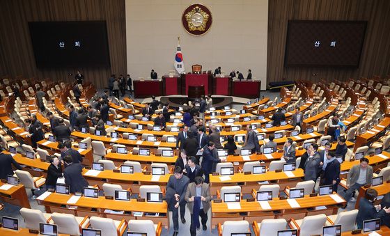 본회의 마친 의원들