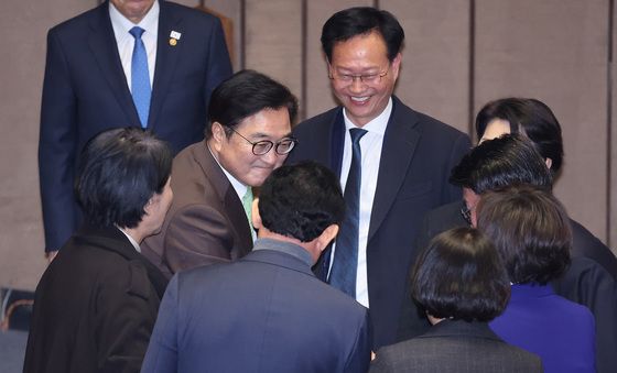 의원들과 인사하는 우원식 의장