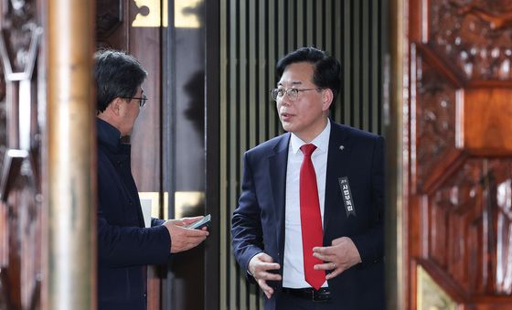 대화나누는 송언석