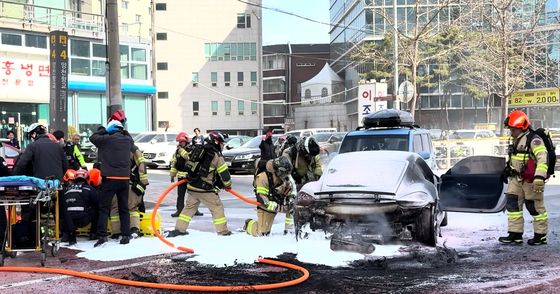 포르쉐 역주행 추돌 후 가속페달…화재 진압하는 소방대원